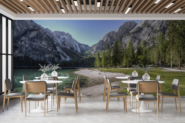 Un refugio en las alturas: un oasis verde entre picos nevados