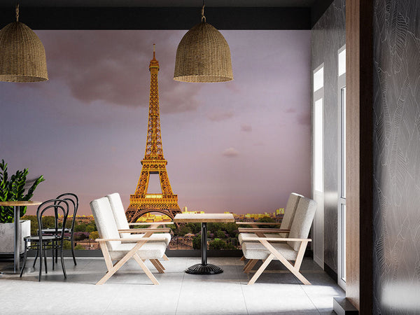 Esplendor parisino: la Torre Eiffel iluminada al atardecer